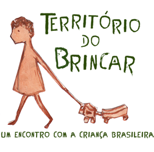 Uma ilustração que representa o logo do projeto território do brincar. Exibe uma criança segurando uma coleira e puxando um cachorrinho de brinquedo. Seguindo embaixo a frase: Um encontro com a criança brasileira.