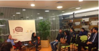 Foto ilustrando interação de inúmeras pessoas, em uma reunião discutindo assuntos em pauta.