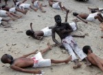 Foto de crianças e homens negros encenando.