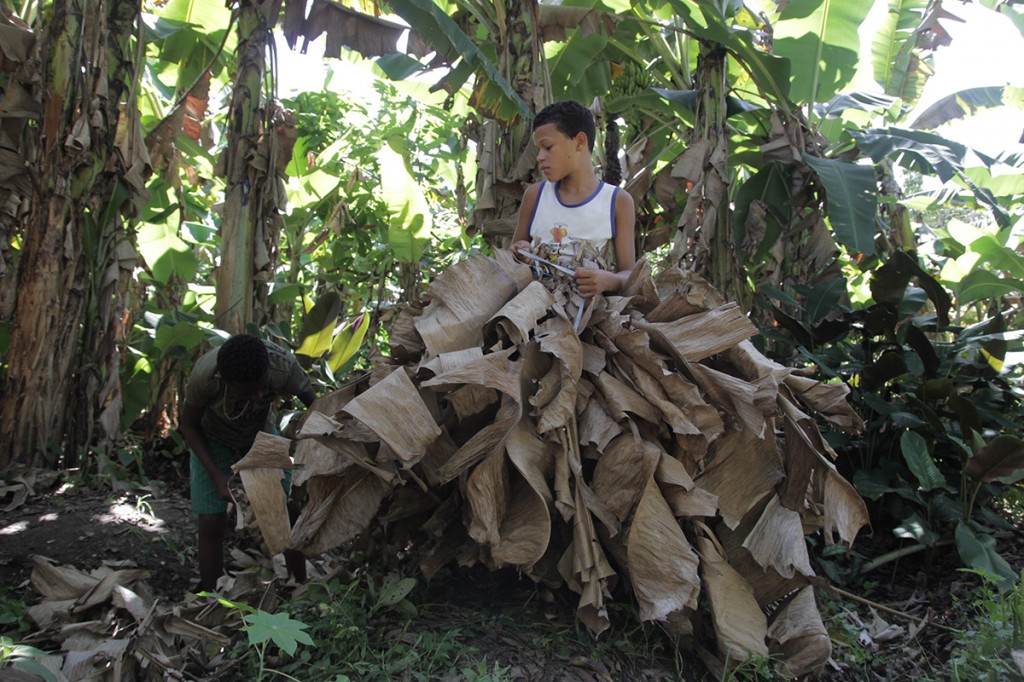 Making The Banana Leaf Skirts Territ rio Do Brincar making-the-banana-leaf-skirts-territ-rio-do-brincar