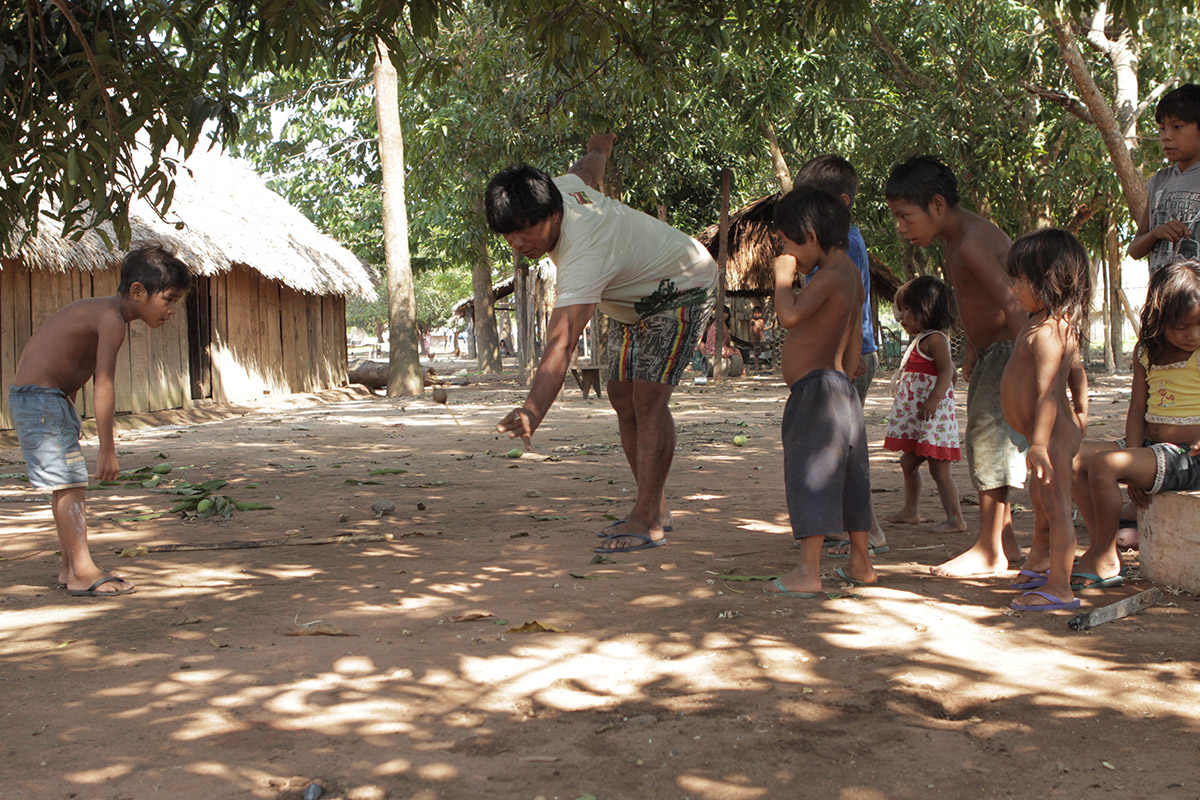 Pião de tucumã ou de cabaça - Território do Brincar