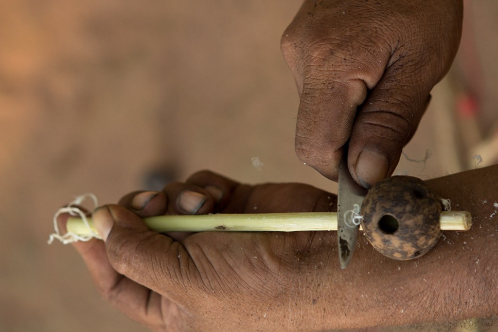 Pião de tucumã ou de cabaça - Território do Brincar