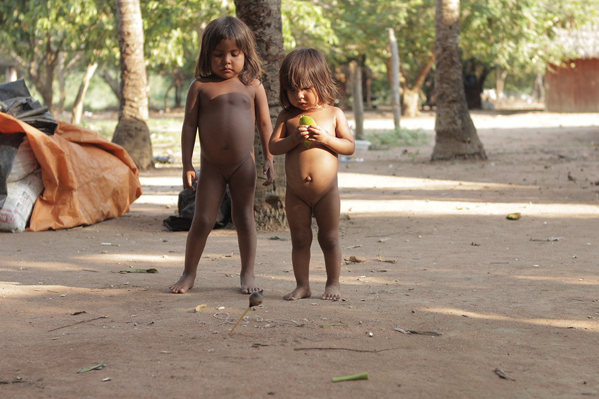 Pião de tucumã ou de cabaça - Território do Brincar