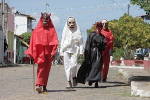 Foto com quatro pessoas fantasiadas, ambas vestem máscaras assustadoras.