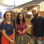 Foto com duas mulheres e um Homem Sorrindo para a câmera.