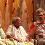 Imagem ilustrando um diálogo entre três pessoas  , uma senhora e uma mulher negra  á esquerdada imagem e um homem á direita com um microfone na mão.